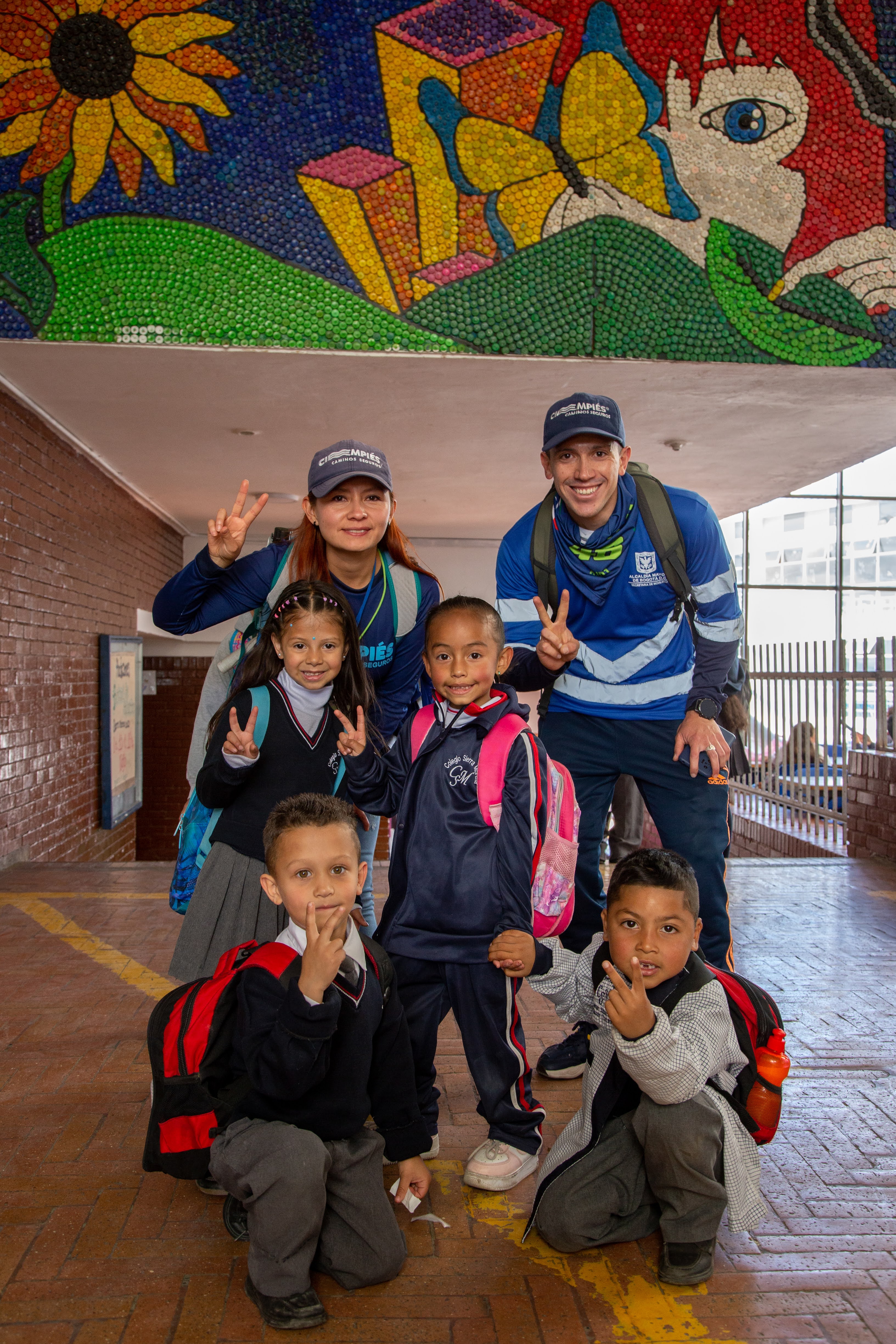 Así es una caravana de Ciempiés Caminos Seguros, la estrategia que lleva cinco años haciendo felices a niñas y niños