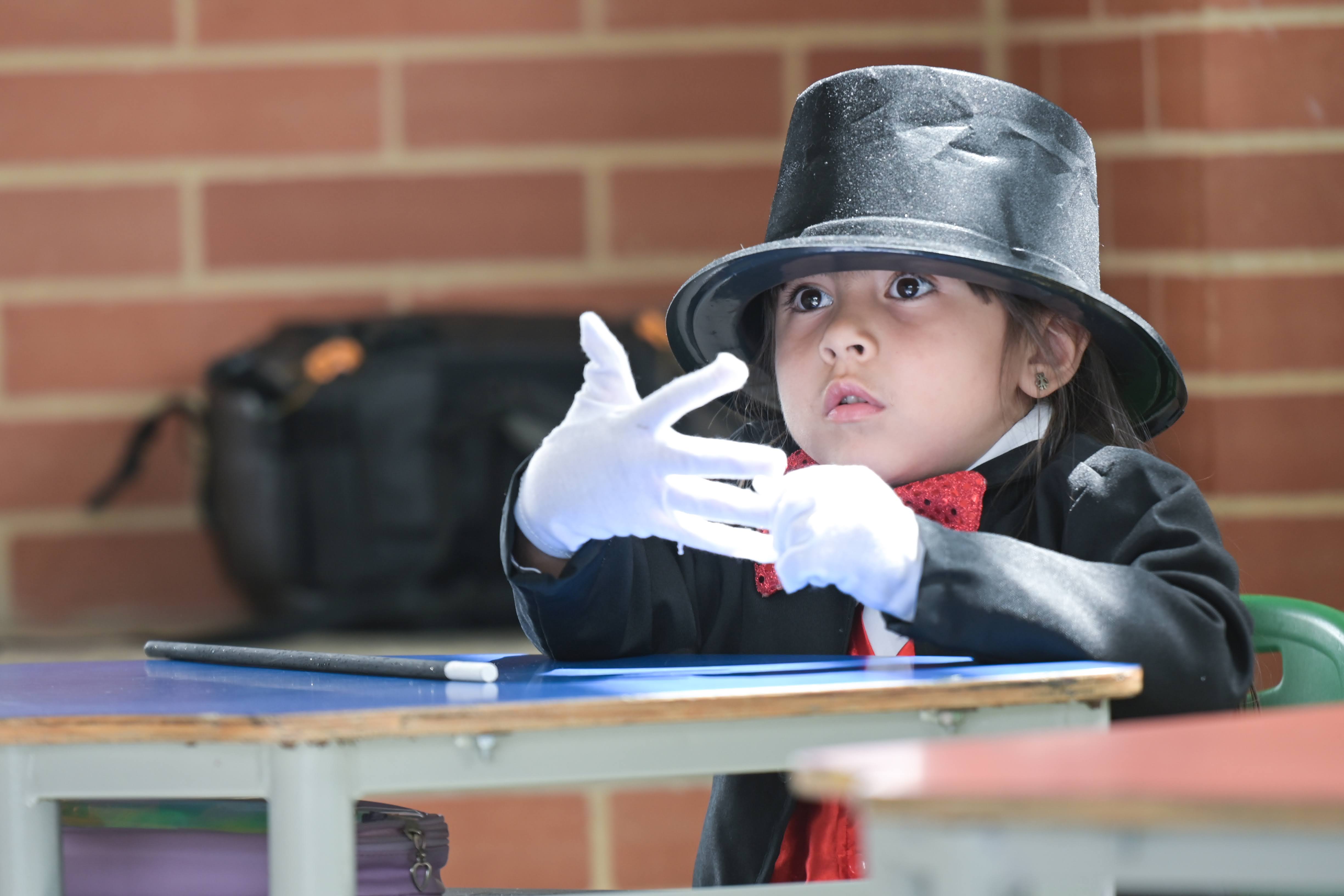 Estudiante con sombrero de mago