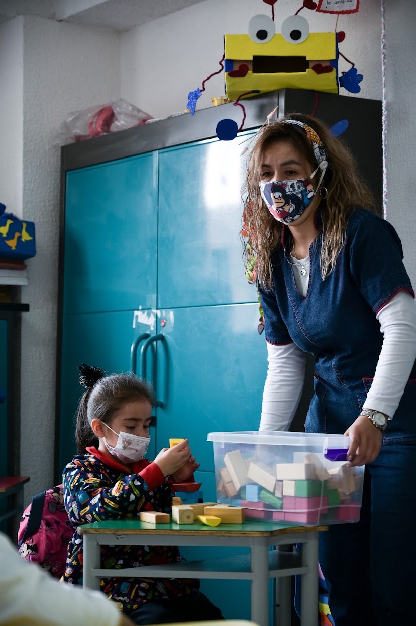 Niña en el regreso a clases al colegio