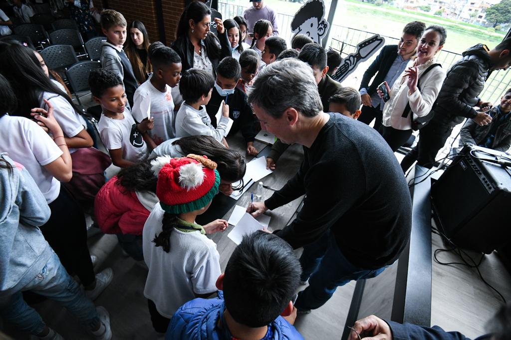 El autor estadounidense, Jeff Kinney, visitó a las y los estudiantes del colegio Abel Rodríguez Céspedes en el marco de la FILBo 2023