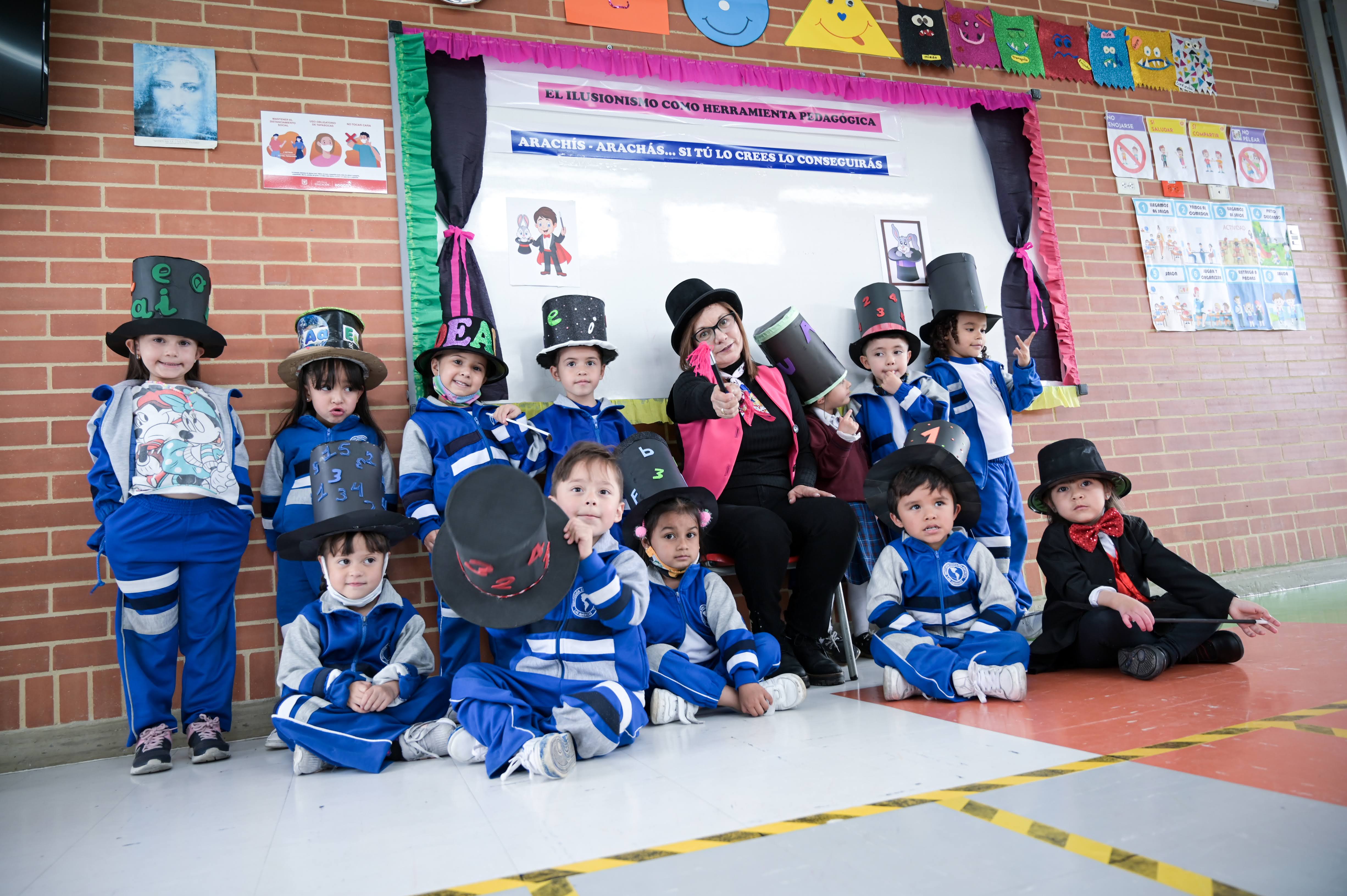 Profesora y estudiantes haciendo magia 