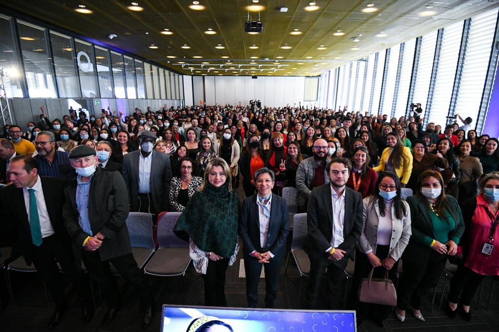 420 servidoras y servidores de la planta temporal de la Secretaría de Educación del Distrito ingresaron a la planta permanente de personal