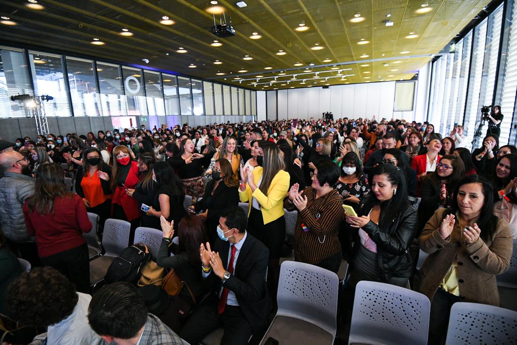 420 servidoras y servidores de la planta temporal de la Secretaría de Educación del Distrito ingresaron a la planta permanente de personal
