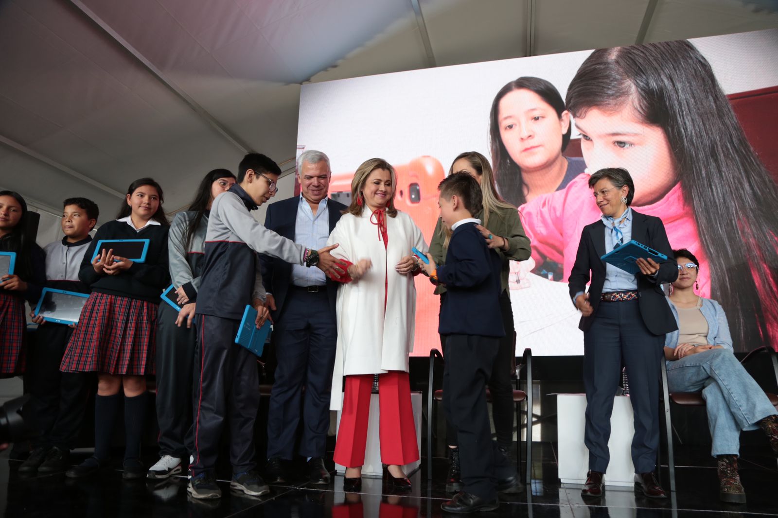 Administración de Claudia López superó los 134.000 dispositivos entregados para cerrar la brecha digital