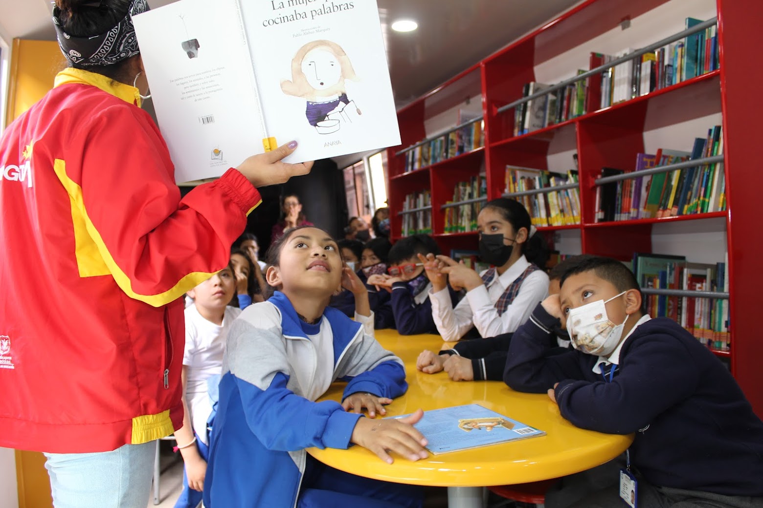 Con un catálogo con 2900 libros, el viaje de la lectura con e Bibliobús vuelve a rodar por Bogotá