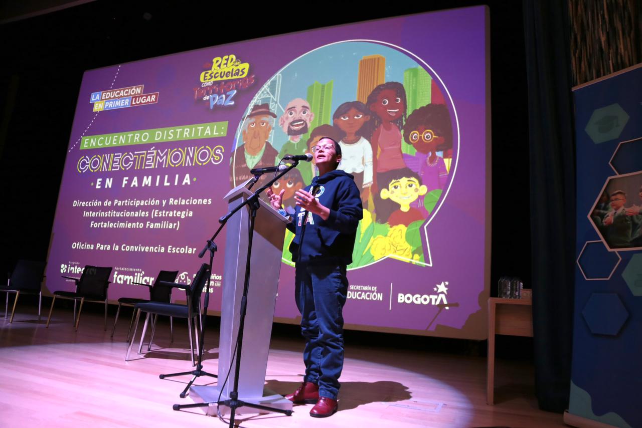 Las familias se reunieron con directivos y profesionales de la Secretaría de Educación del Distrito en la Universidad ECCI, donde realizaron un ejercicio práctico y lúdico y compartieron experiencias para conocerse y para seguir fortaleciendo la estrategia de redes familiares y escuelas de cuidado familiar.   El encuentro giró sobre cuatro temáticas: la prevención de riesgos digitales en juegos virtuales, herramientas de cuidado parental en la era digital, riesgos digitales en redes sociales, el ciberbullying y ciberacoso.   La jornada se inició con el conversatorio ‘Familias y medios virtuales’ y contó con la participación de Deidamia García, subsecretaria de Integración Interinstitucional; Andrés Felipe Avendaño, jefe Oficina Escolar para la Convivencia; Enrique Chaux, docente Universidad de los Andes y líder de evaluación del Programa Aulas en Paz; Luisa Sánchez, representante de Red de Familias San Cristóbal y María Fernanda Cerinza, representante Red de Familias Bosa-Nodo La Paz.   Imagen dentro del texto 1  “La tecnología siempre va a representar retos para la escuela y la familia. Desde nuestros colegios adelantamos procesos con herramientas pedagógicas y tecnológicas que nos han permitido fortalecer el proceso académico, convivencial y socioemocional de las niñas, niños y adolescentes, explicó Andrés Felipe Avendaño, jefe Oficina Escolar para la Convivencia.   En su concepto, “este es un universo que tiene muchas posibilidades para interactuar. Las y los estudiantes conversan el 90 por ciento por espacios virtuales, por eso, es importante que las familias los acompañen y conozcan lo qué sucede ahí, cuáles son las aplicaciones y sus herramientas, la manera en cómo niñas y niños utilizan las redes sociales y la forma en que se comunican con sus amigas y amigos”.  “La tecnología está en nuestras vidas y está para quedarse; las familias y la escuela tienen que aprender a manejarla, aprender de sus riesgos y valorar lo positivo. Este trabajo mancomuno fortalecerá el buen uso que le puedan dar las y los niños e