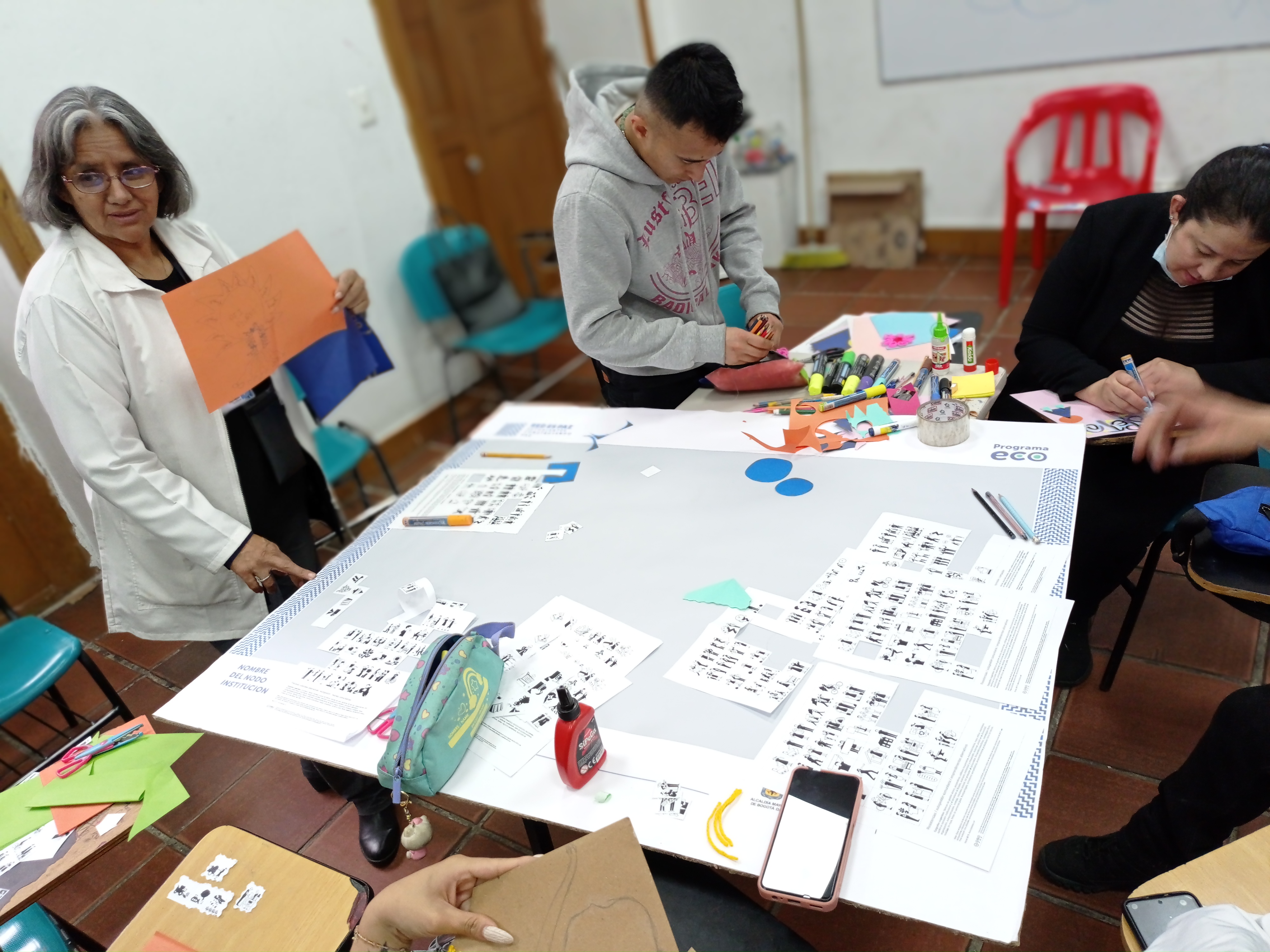 El colegio Tirso de Molina, de la localidad de la Candelaria, terminó una de sus jornadas con una rutina diferente: su equipo docente y directivo se reunió para recibir la visita del equipo de la Red de Instituciones Educativas que aportan al ecosistema de Paz y Reconciliación del Programa ECO. El objetivo: crear el nodo institucional que les permitirá conectarse con otros colegios y entidades que, como ellos, le apuestan a la paz.  ‘Aguapanelitas con Paz’ es un espacio diseñado por el programa ECO para docentes y directivos docentes, que invita al diálogo, la cercanía y el trabajo en red. Al calor de un agua de panela, las comunidades educativas identifican las iniciativas sobre paz que existen en sus colegios y así fortalecen sus experiencias pedagógicas, al tiempo que se conectan con nodos locales y distritales.   Los nodos son espacios de trabajo donde confluyen diferentes comunidades educativas, que les permiten trabajar en red y fortalecer la apuesta de construir escuelas como territorios de paz.  “Ser parte del Programa ECO es un proceso muy significativo. El Distrito siempre se piensa desde lo público y eso genera división, por eso, espacios como estos desdibujan esas líneas imaginarias y eso es muy valioso, especialmente cuando hablamos de paz, porque de eso se trata la paz, ¿no?, de construir lazos, de encontrarnos en la diferencia”, comenta Andrés Díaz, docente de ciencias sociales del colegio Tirso de Molina.  Como el profe Andrés, 233 docentes y directivos de 11 colegios privados de la ciudad han aceptado la invitación de tomarse una Aguapanelita con Paz. Gracias a este espacio, el colegio Tirso de Molina empieza a tener resultados significativos luego de identificar y poner bajo una misma sombrilla las diferentes experiencias pedagógicas que en su colegio abordan el tema de la paz.   Imagen dentro del texto 1  ‘Un nuevo sol en búsqueda de la verdad humanamente justa’ es el nombre elegido por este grupo de docentes para su nodo institucional que ya está listo para unirse a alguno de los nodos locales