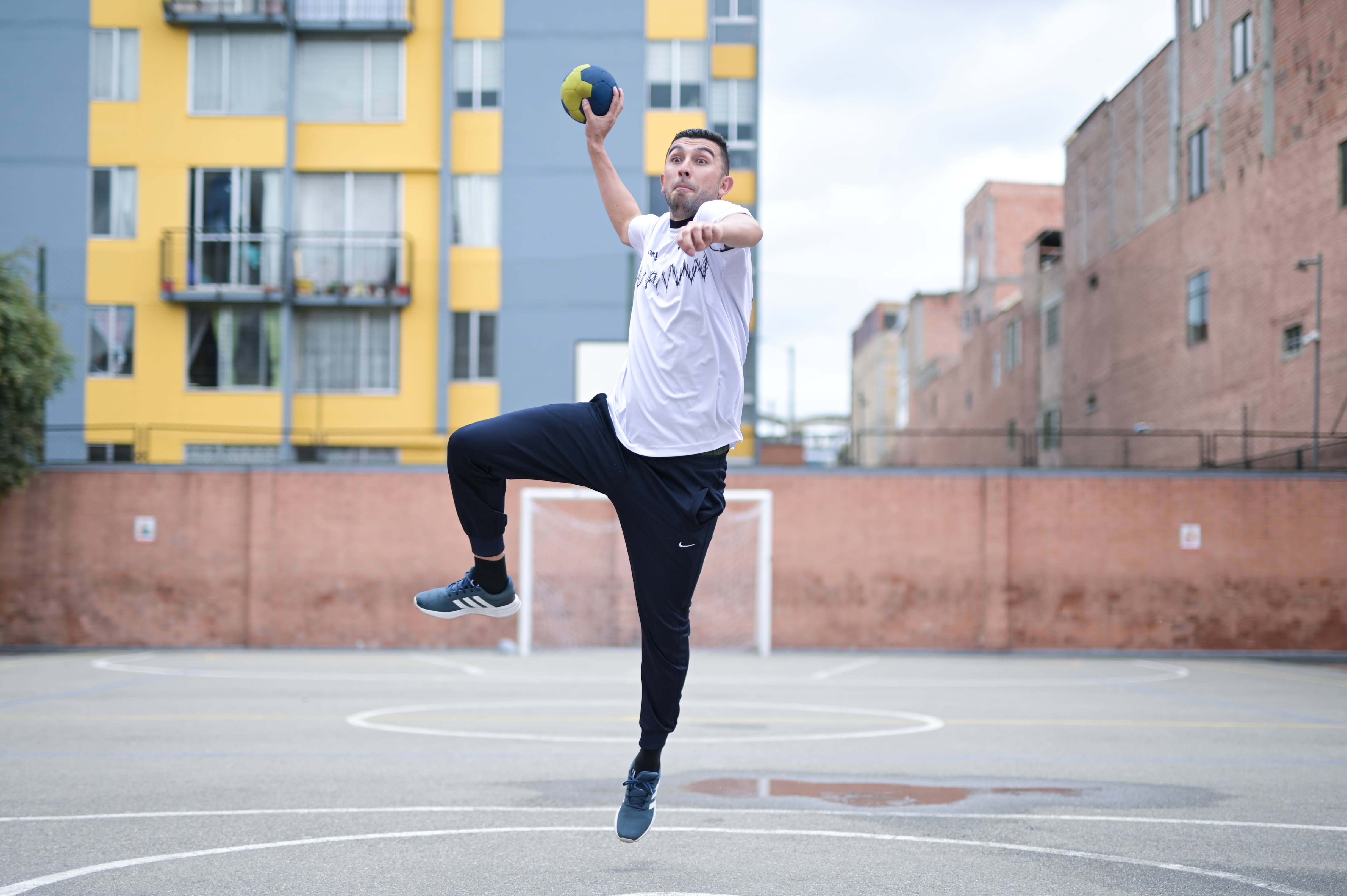 Estudiante jugando balon-mano