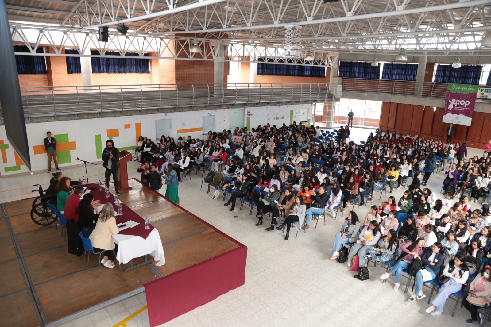 Estudiantes mujeres de colegios de Bogotá recibieron orientación para el futuro profesional en ciencias, tecnología, ingeniería y matemáticas