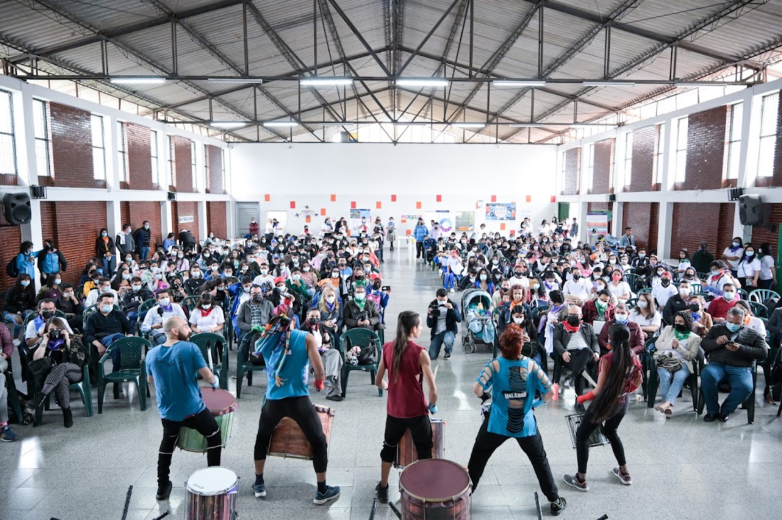 Evento cultural en auditorio con músicos tocando tambores