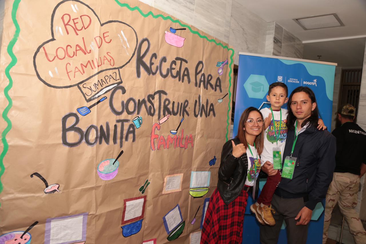 Las familias se reunieron con directivos y profesionales de la Secretaría de Educación del Distrito en la Universidad ECCI, donde realizaron un ejercicio práctico y lúdico y compartieron experiencias para conocerse y para seguir fortaleciendo la estrategia de redes familiares y escuelas de cuidado familiar.   El encuentro giró sobre cuatro temáticas: la prevención de riesgos digitales en juegos virtuales, herramientas de cuidado parental en la era digital, riesgos digitales en redes sociales, el ciberbullying y ciberacoso.   La jornada se inició con el conversatorio ‘Familias y medios virtuales’ y contó con la participación de Deidamia García, subsecretaria de Integración Interinstitucional; Andrés Felipe Avendaño, jefe Oficina Escolar para la Convivencia; Enrique Chaux, docente Universidad de los Andes y líder de evaluación del Programa Aulas en Paz; Luisa Sánchez, representante de Red de Familias San Cristóbal y María Fernanda Cerinza, representante Red de Familias Bosa-Nodo La Paz.   Imagen dentro del texto 1  “La tecnología siempre va a representar retos para la escuela y la familia. Desde nuestros colegios adelantamos procesos con herramientas pedagógicas y tecnológicas que nos han permitido fortalecer el proceso académico, convivencial y socioemocional de las niñas, niños y adolescentes, explicó Andrés Felipe Avendaño, jefe Oficina Escolar para la Convivencia.   En su concepto, “este es un universo que tiene muchas posibilidades para interactuar. Las y los estudiantes conversan el 90 por ciento por espacios virtuales, por eso, es importante que las familias los acompañen y conozcan lo qué sucede ahí, cuáles son las aplicaciones y sus herramientas, la manera en cómo niñas y niños utilizan las redes sociales y la forma en que se comunican con sus amigas y amigos”.  “La tecnología está en nuestras vidas y está para quedarse; las familias y la escuela tienen que aprender a manejarla, aprender de sus riesgos y valorar lo positivo. Este trabajo mancomuno fortalecerá el buen uso que le puedan dar las y los niños e