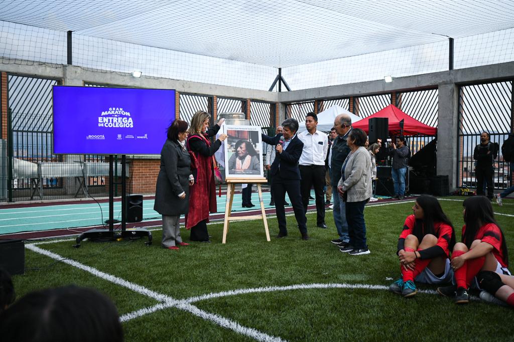 Edna Bonilla Seba, trabajando