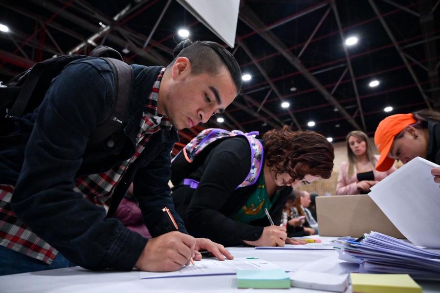 Docentes firmando para posesionarse en el cargo