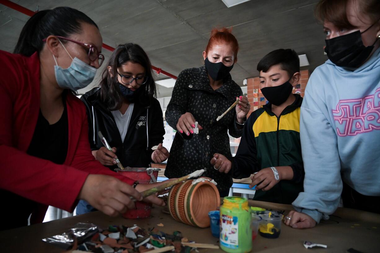 Estudiantes y profesores del Colegio Gerardo Paredes