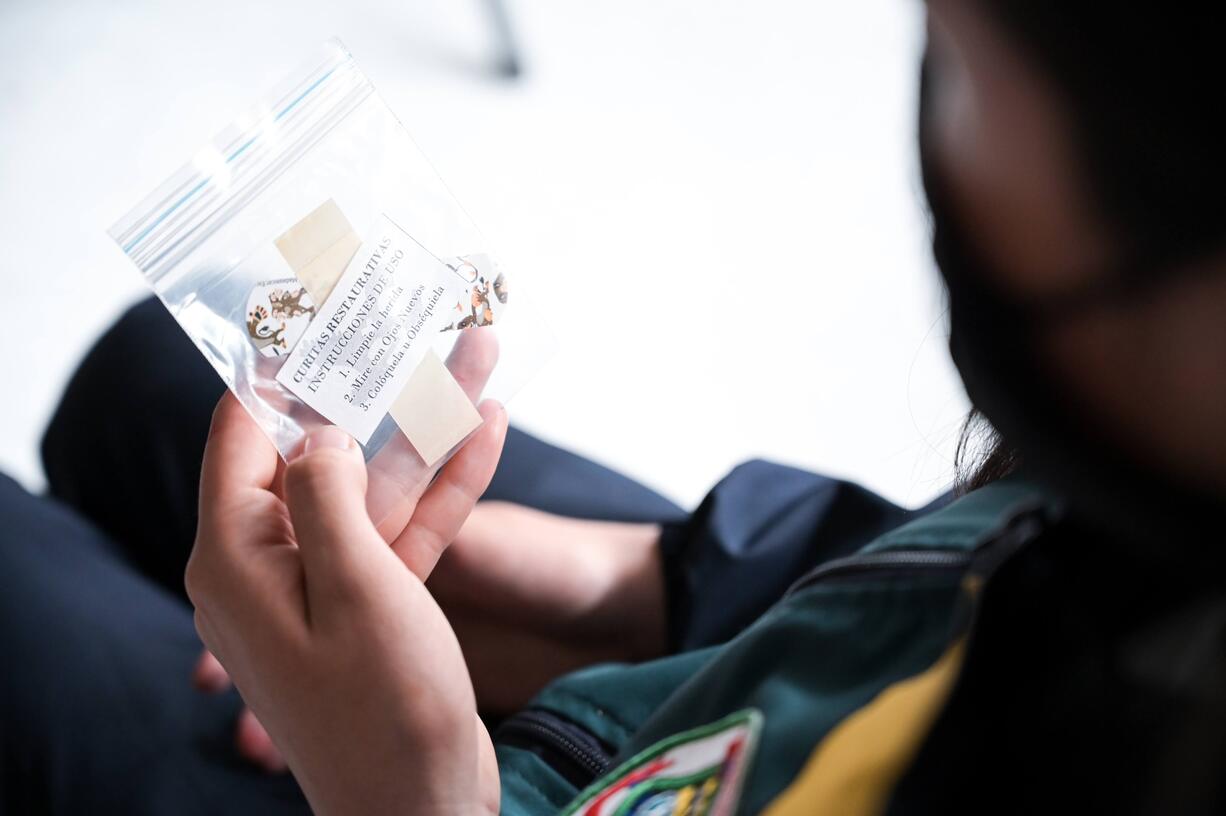 Imagen de curitas restaurativas en las manos