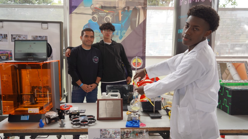 Más de 250 colegios distritales están revolucionando sus aulas con el enfoque STEM