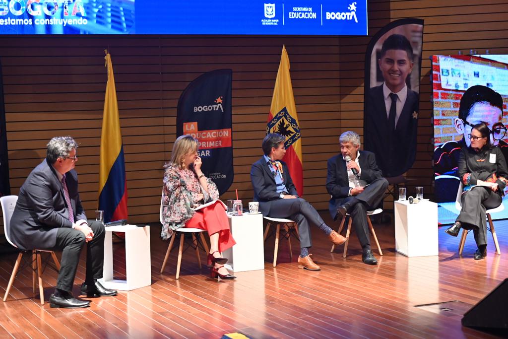 Edna Bonilla Seba, trabajando