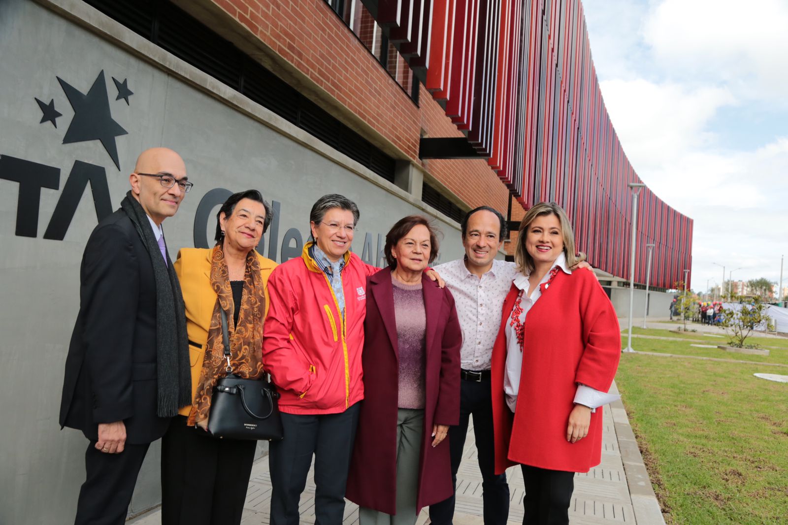 Claudia López inaugurando colegios