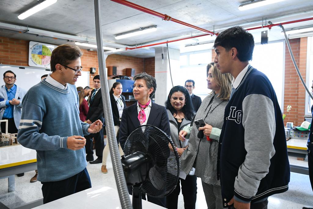 Desde 2020, Bogotá ha entregado más de 110.000 tabletas y computadores a estudiantes del Distrito, una cifra sin precedentes