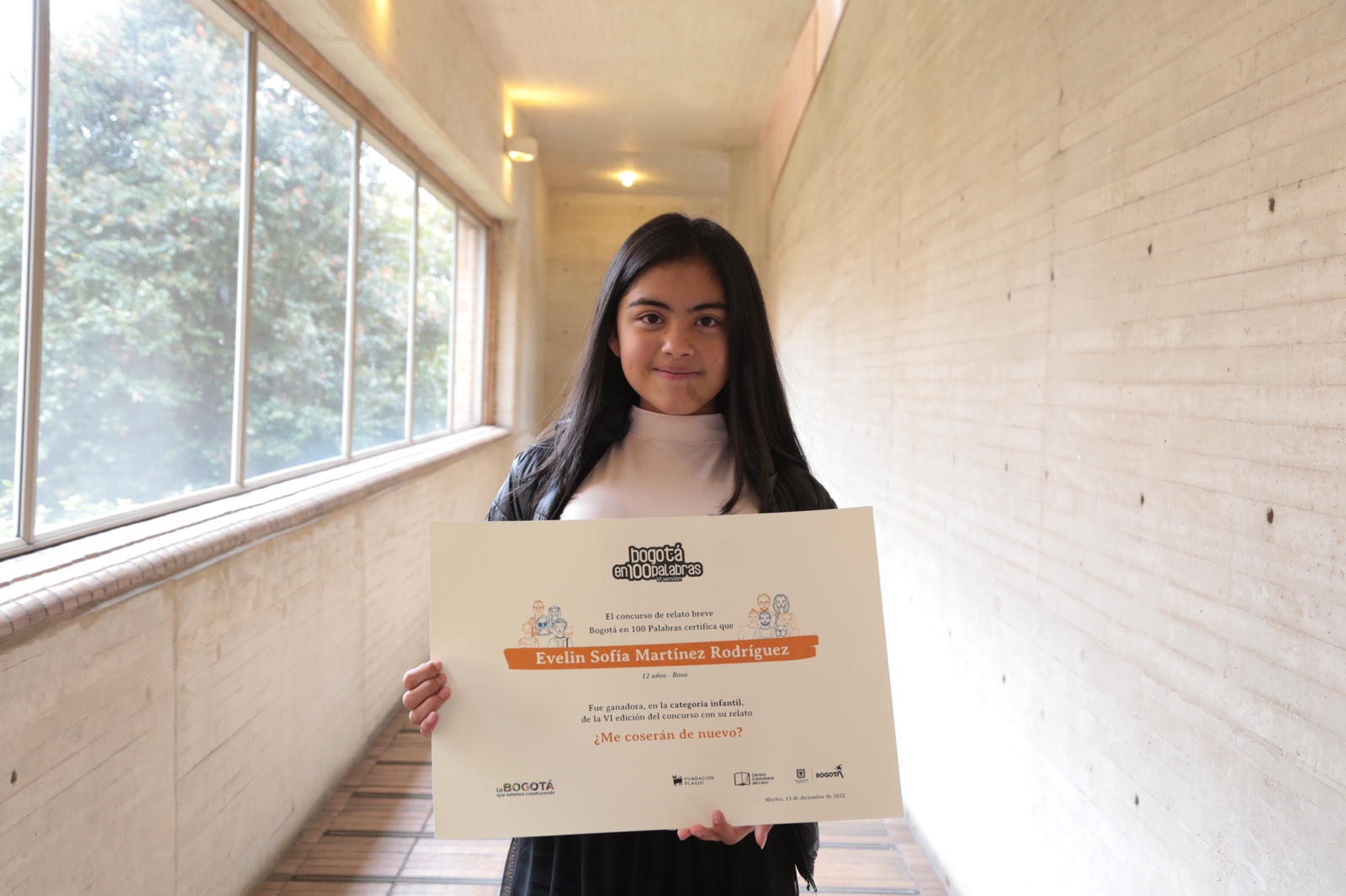 Evelin, degrado 7º del Colegio La Concepción, de la localidad de Bosa, ganó con el escrito ‘¿Me coserán de nuevo?’.