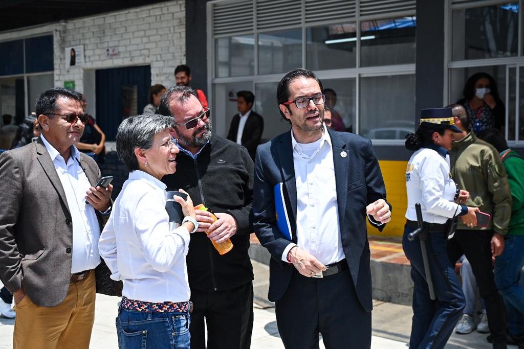 Alcaldesa Claudia López visitó el Colegio Clemencia Holguín de Urdaneta, una institución que recientemente fue mejorada