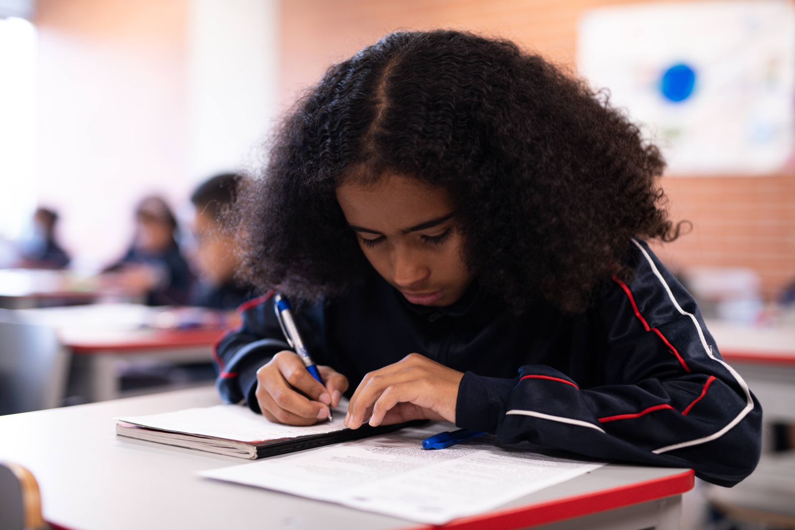 Bogotá se comprometió a reducir a la mitad la brecha de lecto escritura en las niñas y niños de diez años