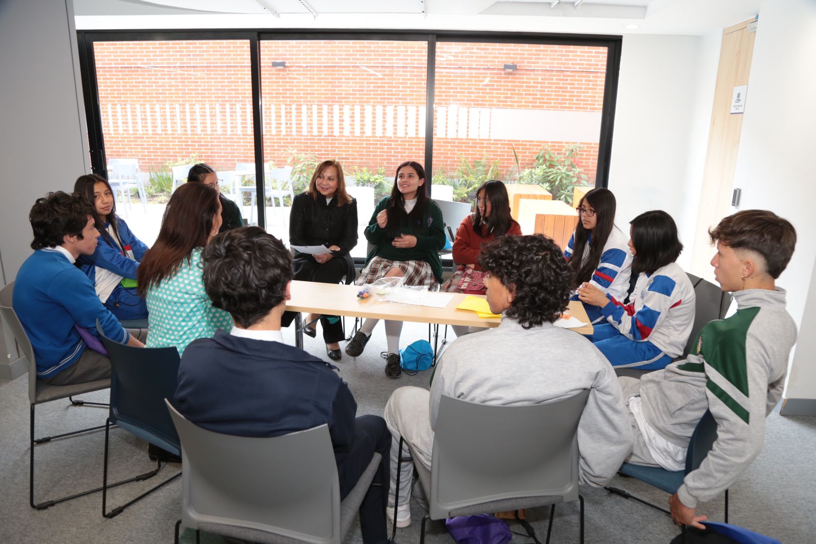 Arranca estrategia de voluntariado que fortalece la experiencia del bachillerato internacional en colegios oficiales de Bogotá