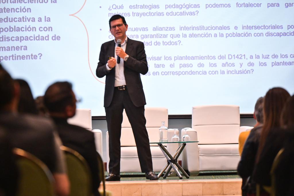 Mauricio Castillo, subsecretario en conferencia