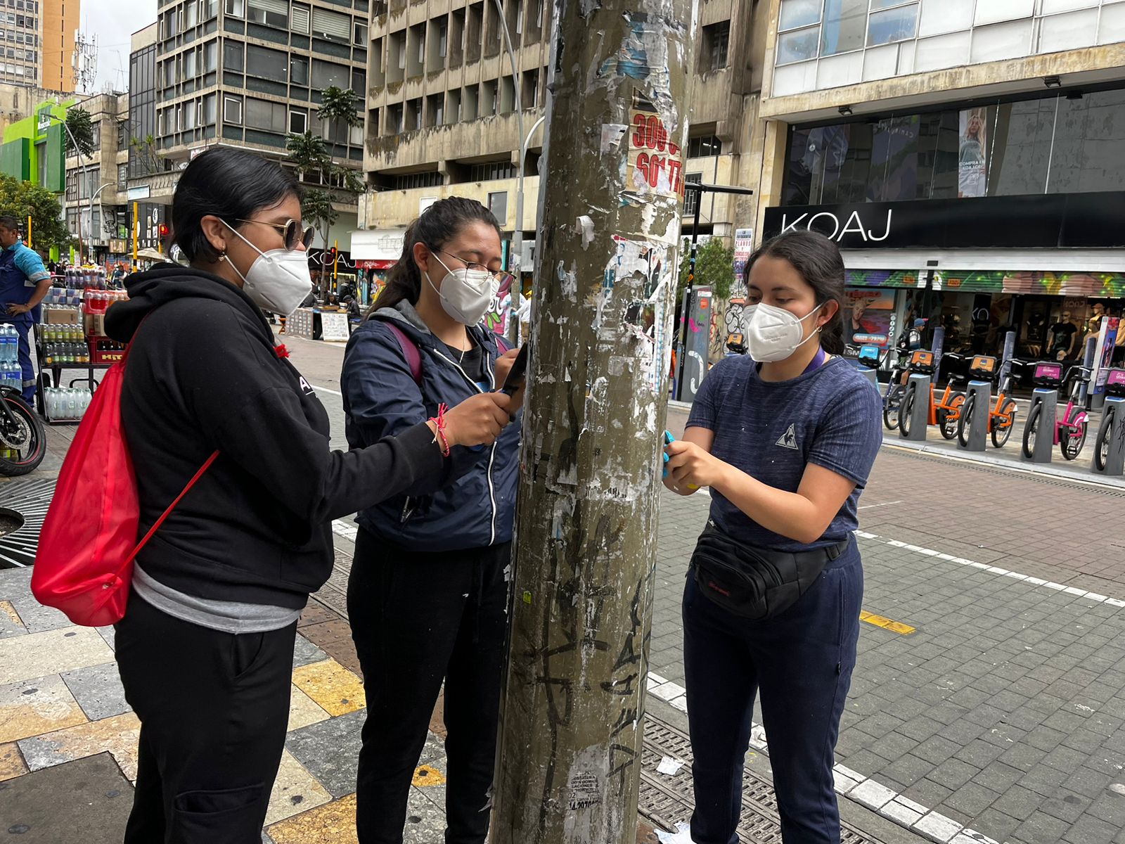 estudiantes limpiando