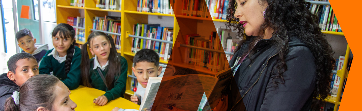 Profesora con alumnos en biblioteca