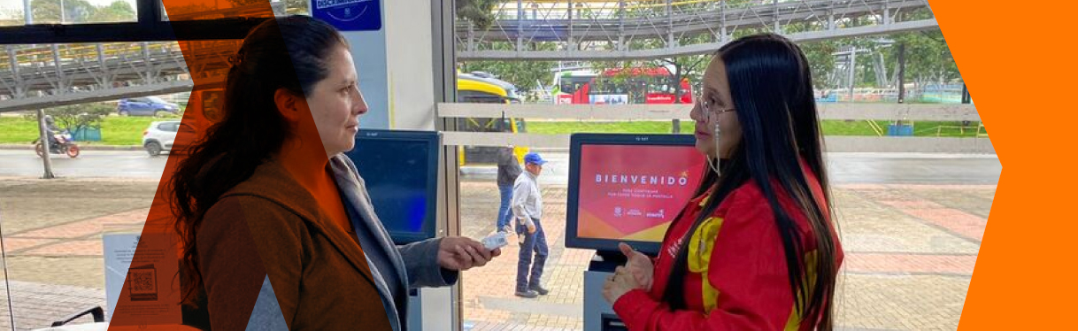 Funcionaria con ciudadana en servicio de SED