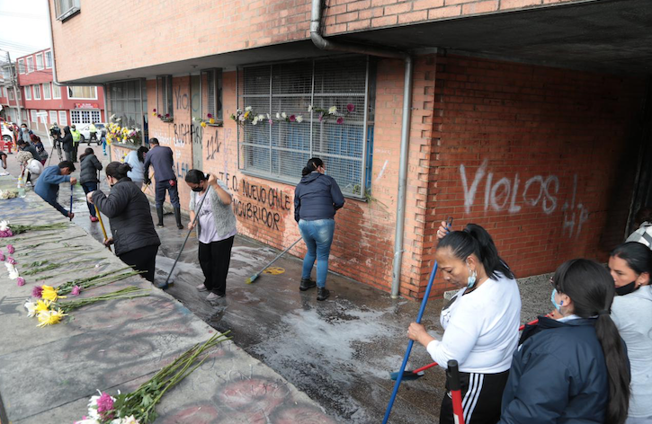 Mujeres limpiando el colegio incendiado nuevo chile