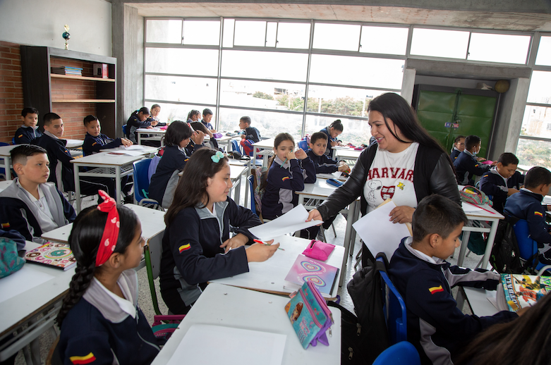 En el corazón de una ruta y un comedor escolar, dos servicios gratuitos que le ofrece Bogotá a miles de estudiantes