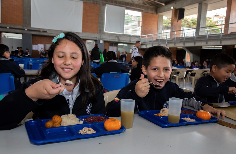 En el corazón de una ruta y un comedor escolar, dos servicios gratuitos que le ofrece Bogotá a miles de estudiantes
