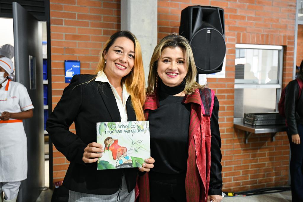 Edna Bonilla Seba, trabajando