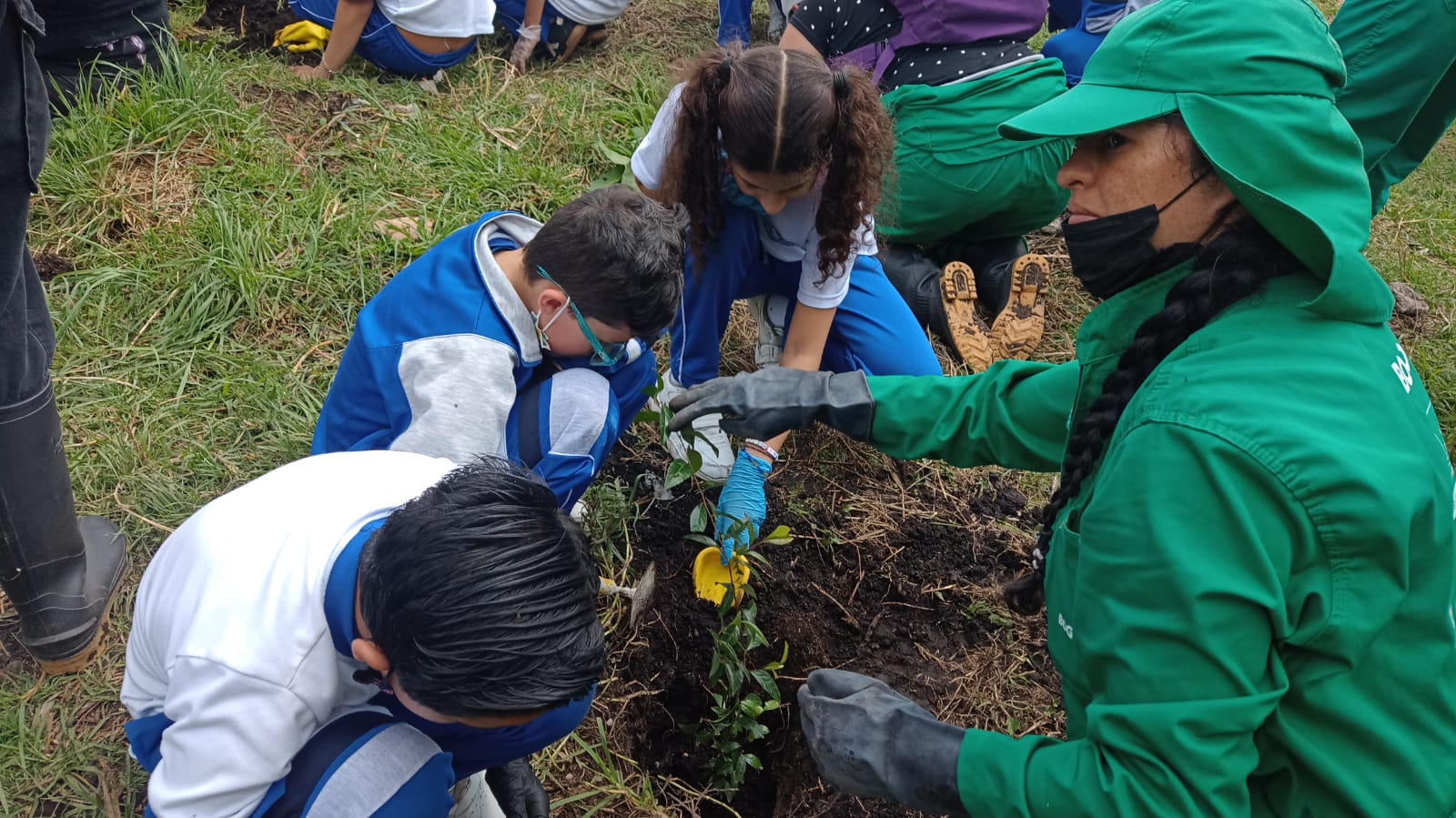 La lección en valores que recibieron estudiantes del Distrito mientras plantaron 80 árboles en el Humedal La Vaca