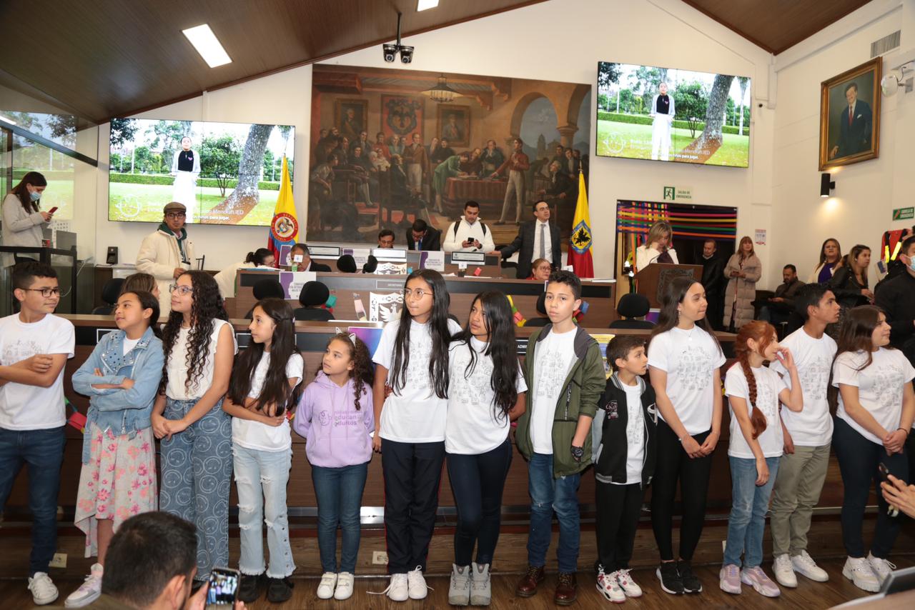 Niñas en el concejo de Bogotá