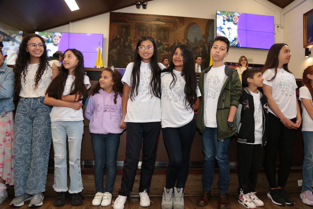 Niñas en el concejo de Bogotá