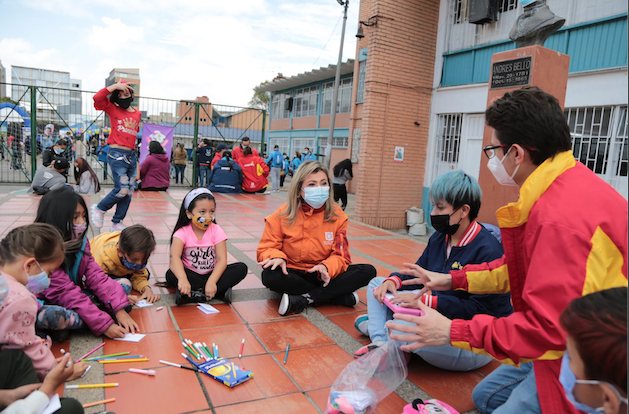 EDNA BONILLA SEBA, TRABAJANDO.