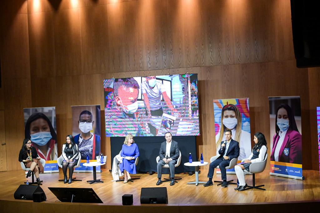 Edna Bonilla Seba, trabajando