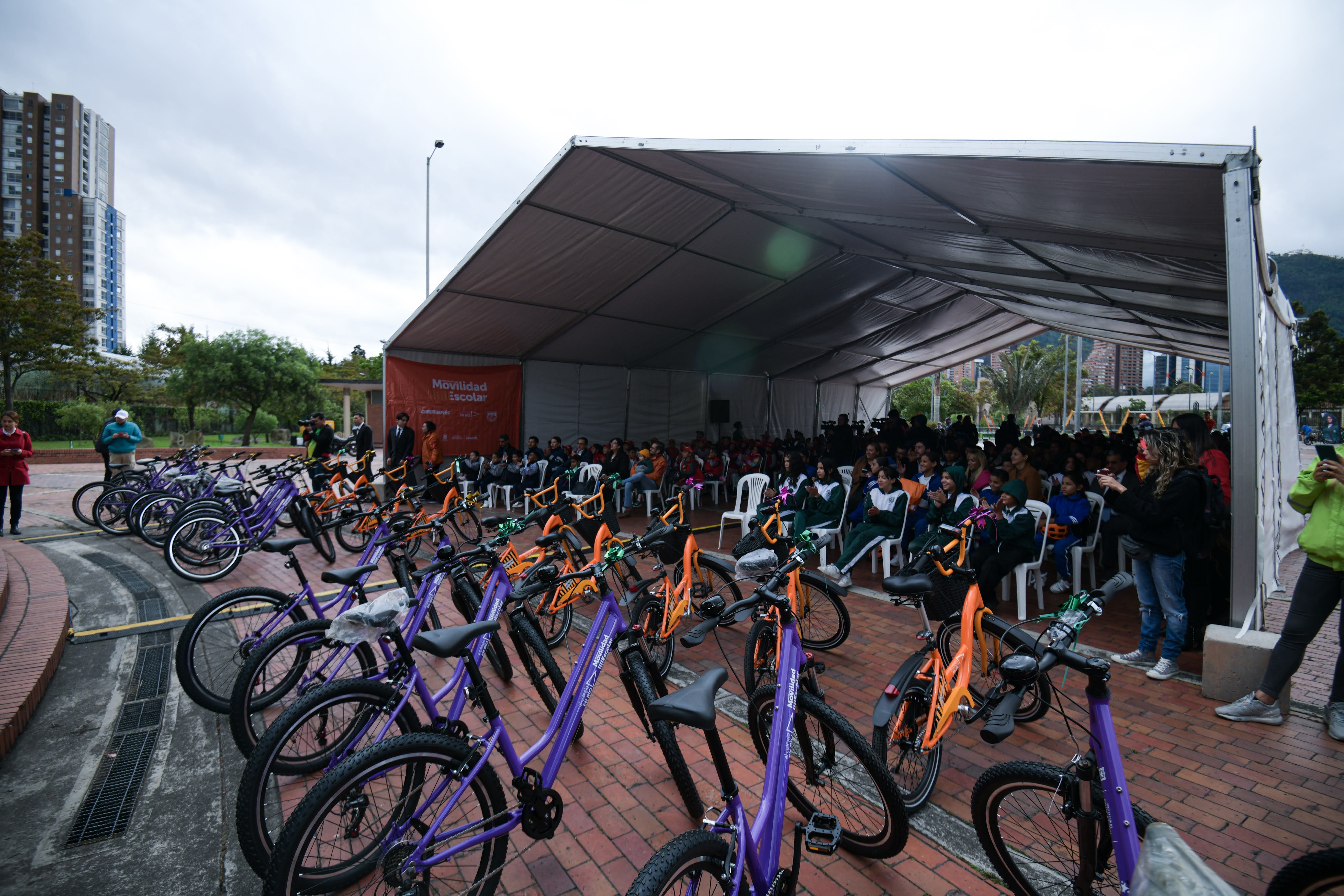 Así fue la jornada en la que más de 1.100 estudiantes del Distrito recibieron bicicletas y kits de seguridad vial