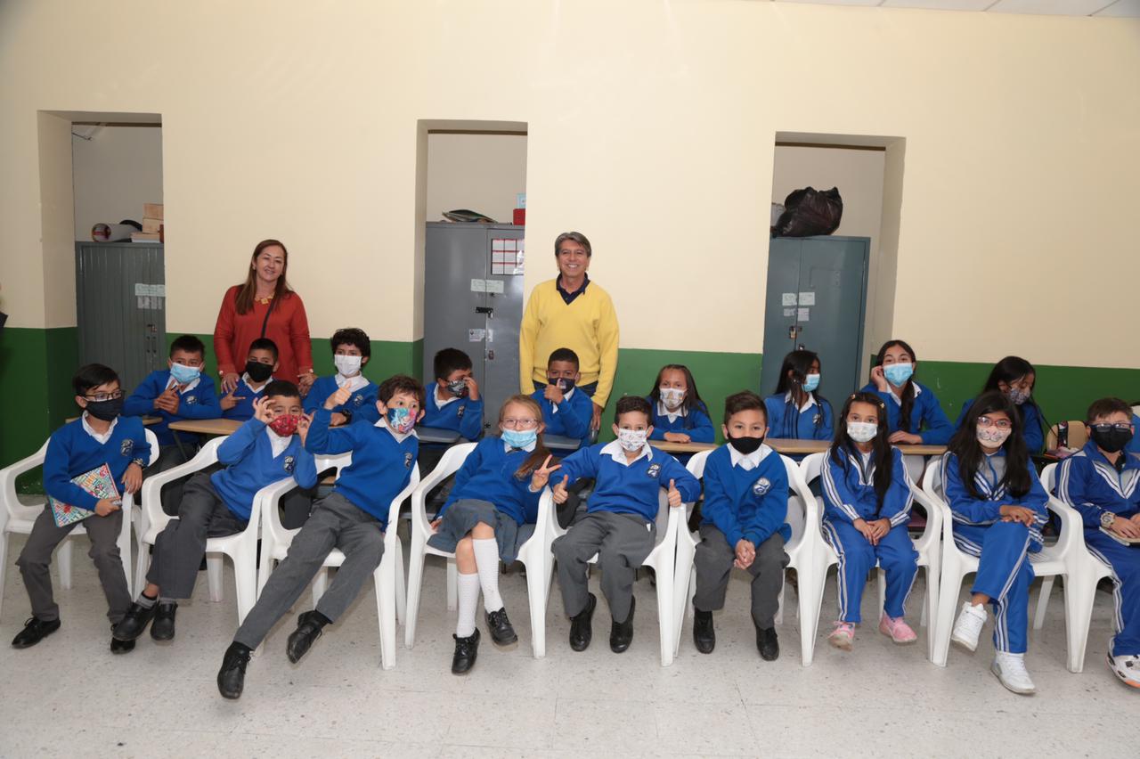 Gerardo Meneses y estudiantes del Colegio Manuela Beltrán