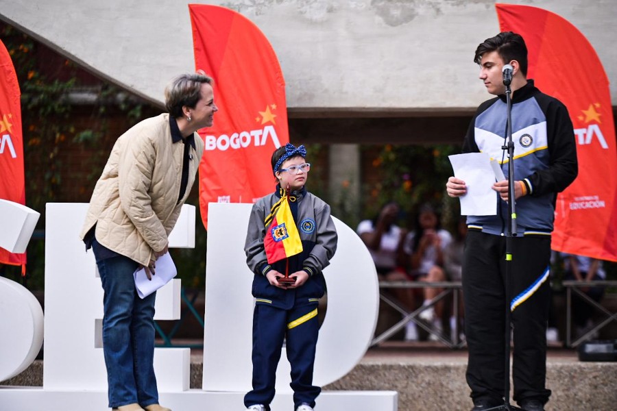 Isabel Segovia en joranada de votaciones escolares 