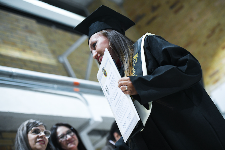 Estudiante graduandose