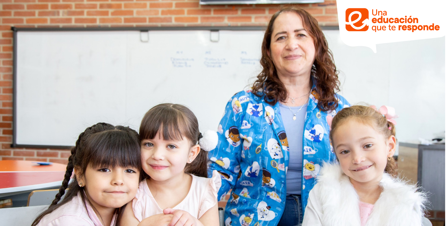 Profesora y estudiantes de colegio distrital
