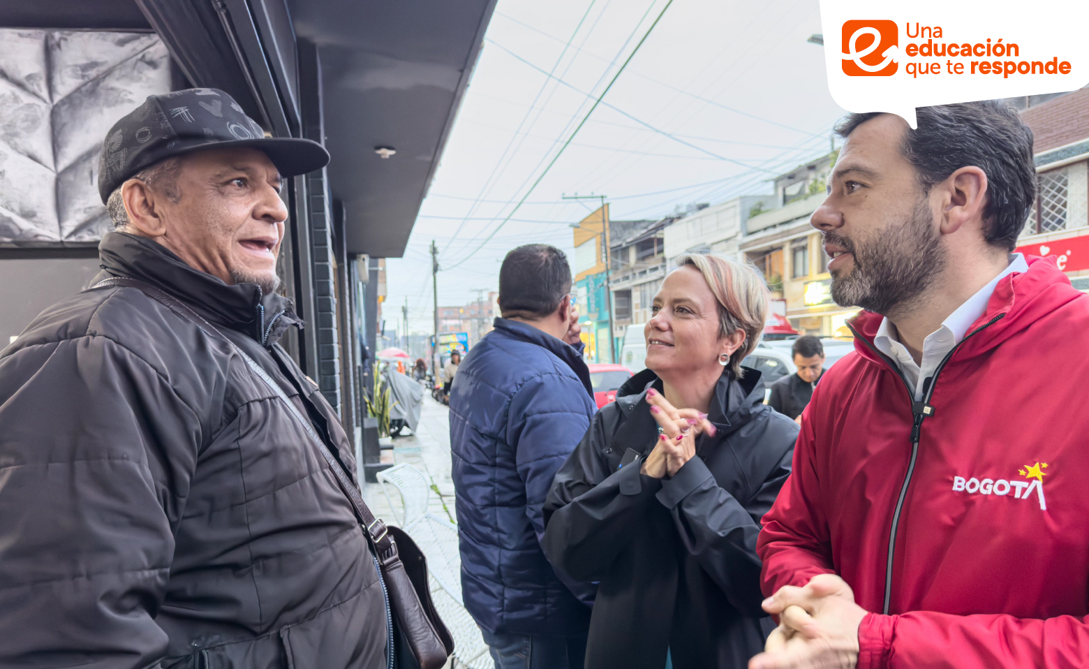 Alcalde de Bogotá y Secretaria de Educación del Distrito con ciudadanos