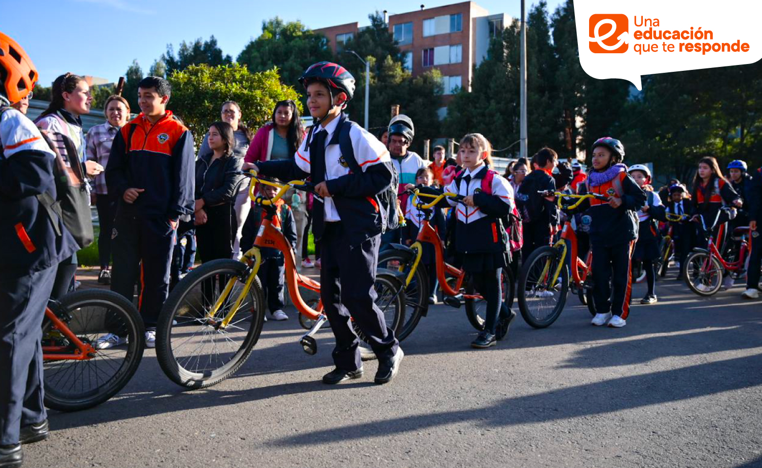 Estudiantes de colegio distrital llegando a clase en bicicleta