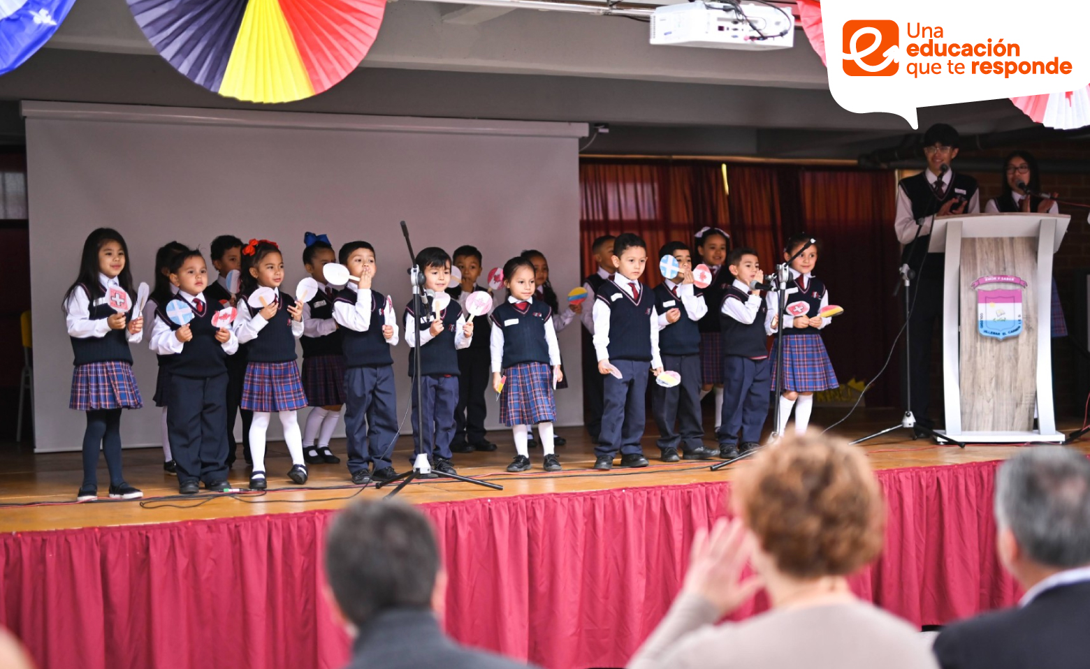 Estudiantes de colegio distrital