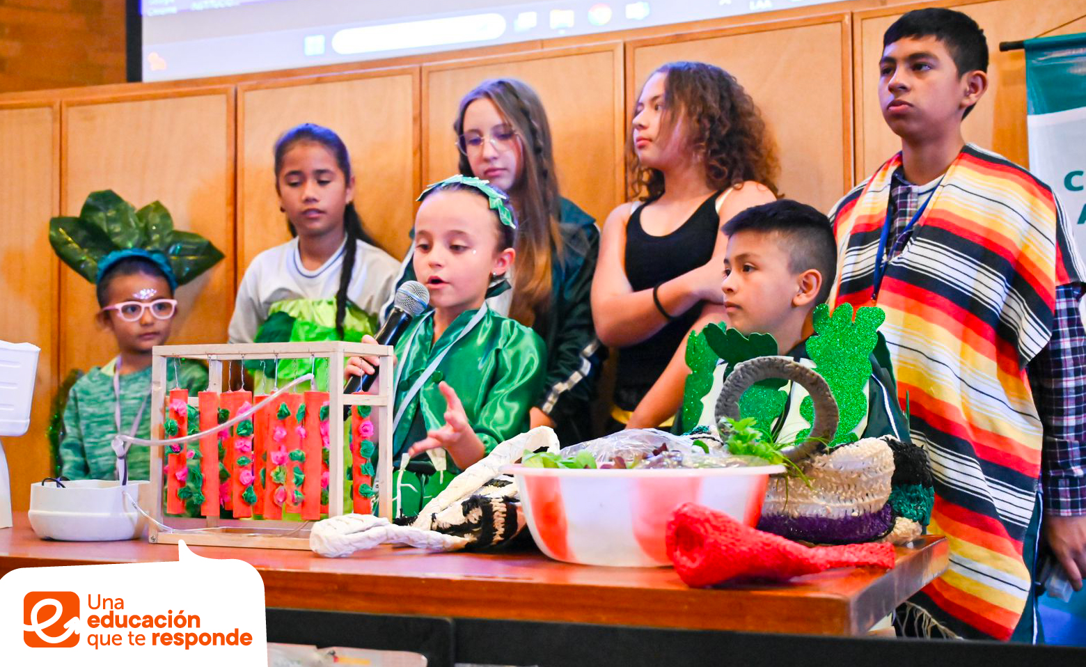 niños con productos de granja