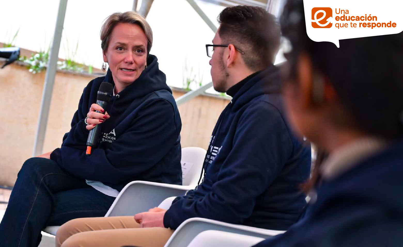 Secretaria de Educación Isabel Segovia y estudiantes en eventos de Jovenes a la E